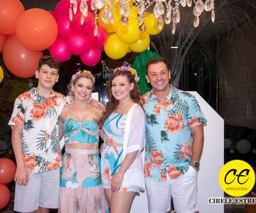 Gilvane Luiza Costa celebrou seus 4.0 esbanjando felicidade, ladeada por familiares e amigos, em uma animada festa