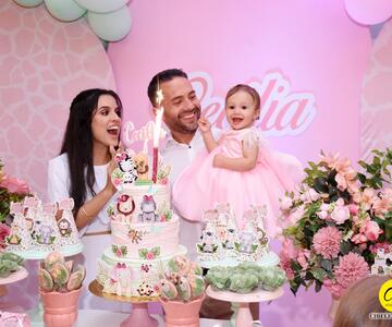 O casal de empresários Karol Bessa e Anderson Tavares , da Simonetto, comemorou o aniversário do 1º aninho da filha Cecília com um linda festa