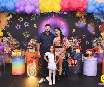 Os papais Carolliny Viana e Douglas Vinicius, comemorou o aniversário de 6 anos da filha Maria Heloísa em uma animada balada neon.