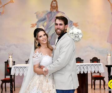 Receberam as bençãos do matrimônio o casal Nayara Silva e Yuri Baldin